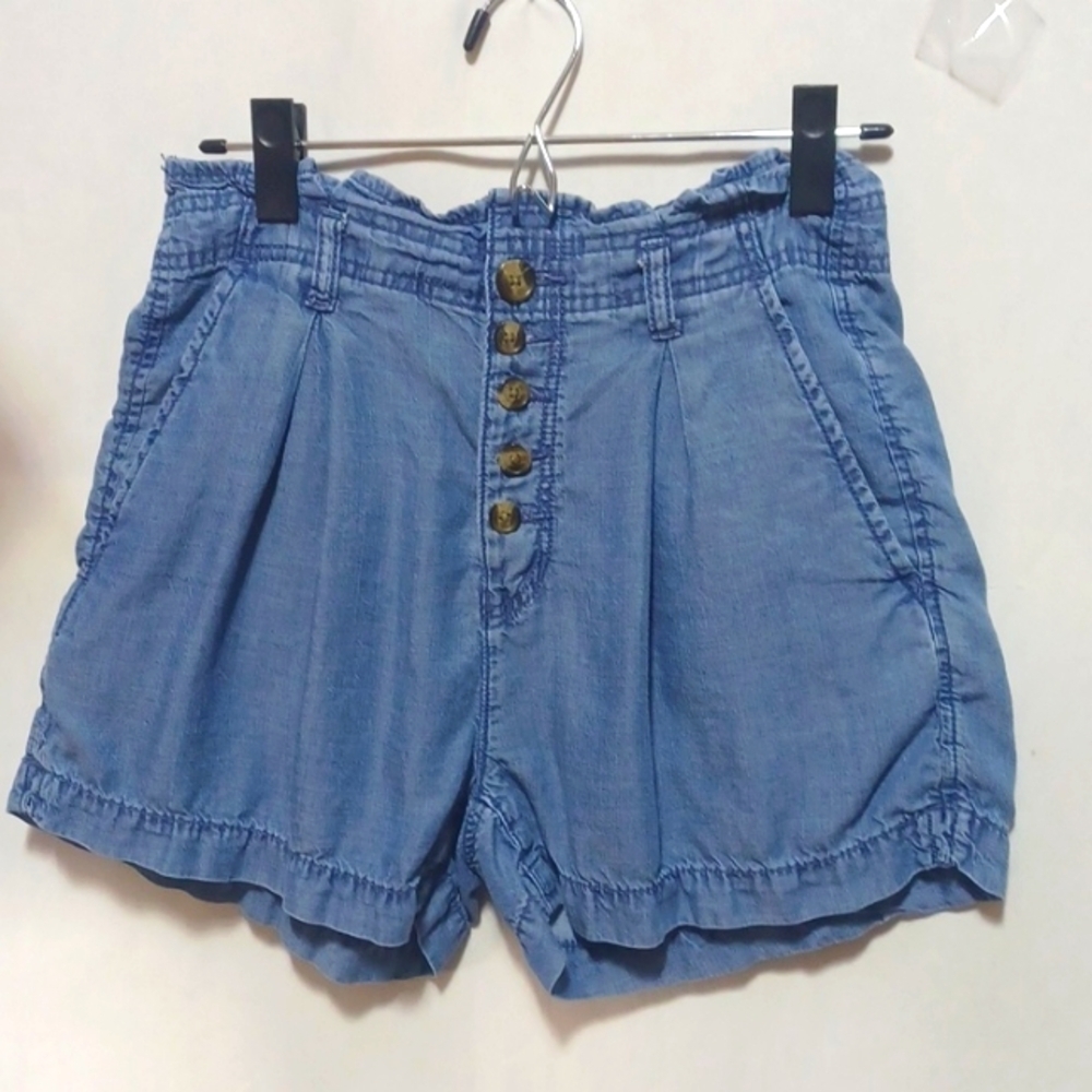 American eagle outfitters shorts size 6 ln a beautiful blue Demin faded